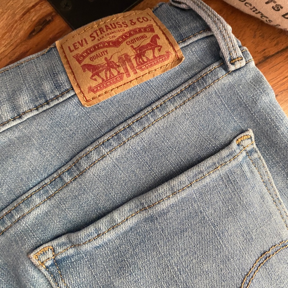 Levi’s - Picture 2 of 5